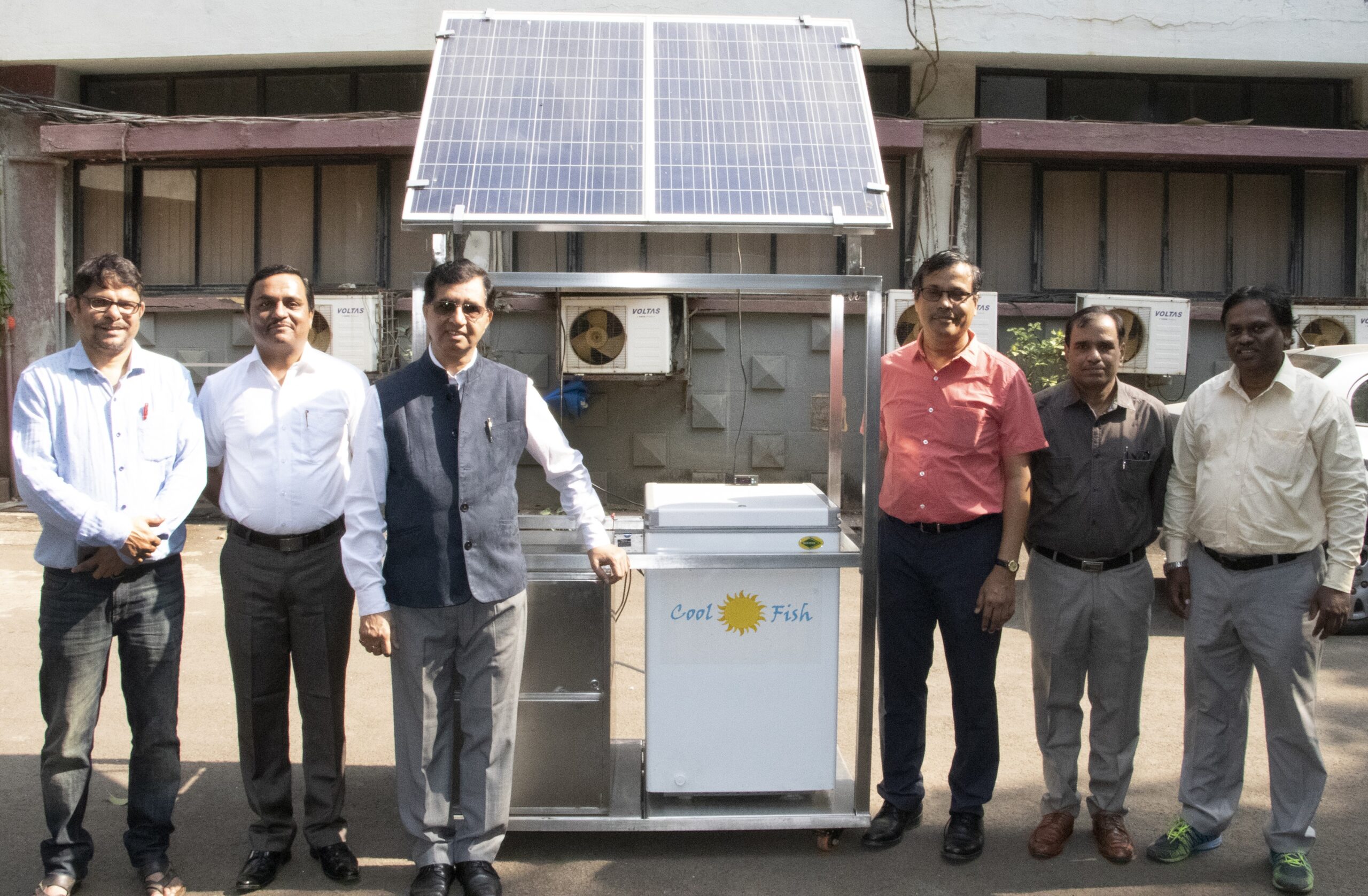 Solar-powered cooler for fish retailers