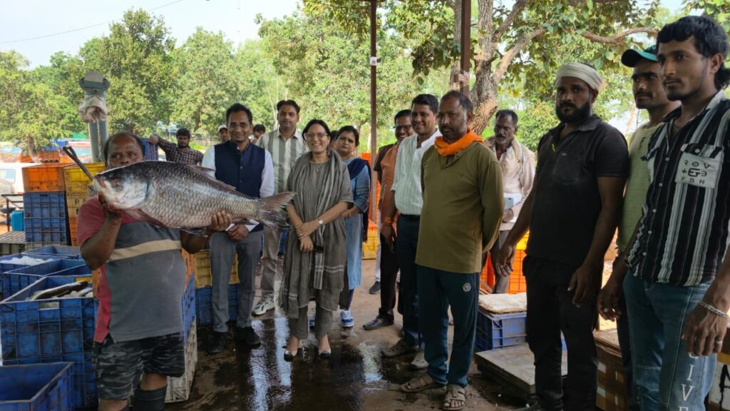 Gunjan Krishna, Joint Secretary, Department of Fisheries, Government of India, visited Halali Dam in Raisen district,